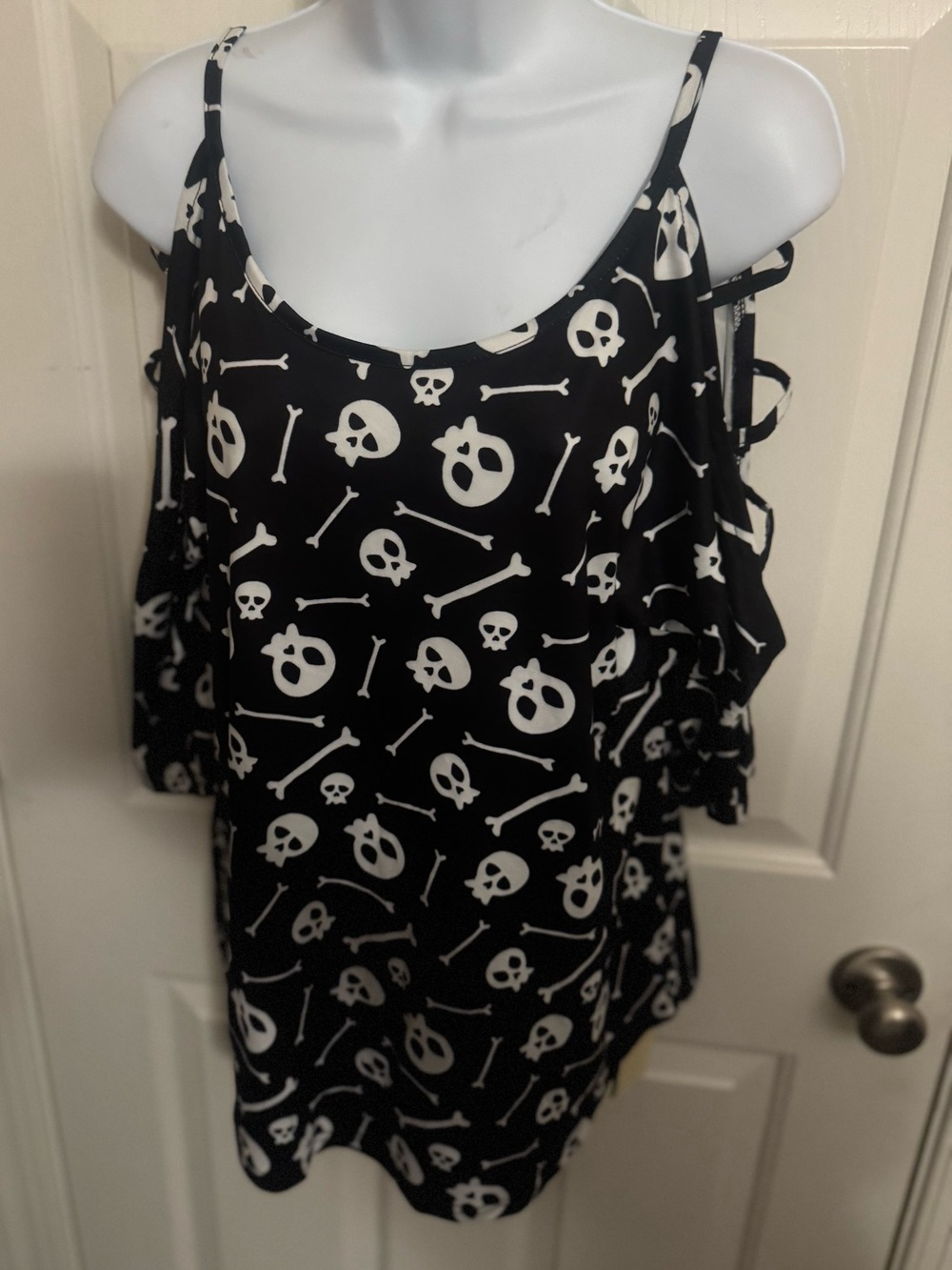 Womens Black & White Skull Print Cold-Shoulder Top Small